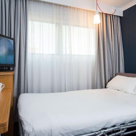 Holiday Inn Express Swansea East By Ihg Buitenkant foto