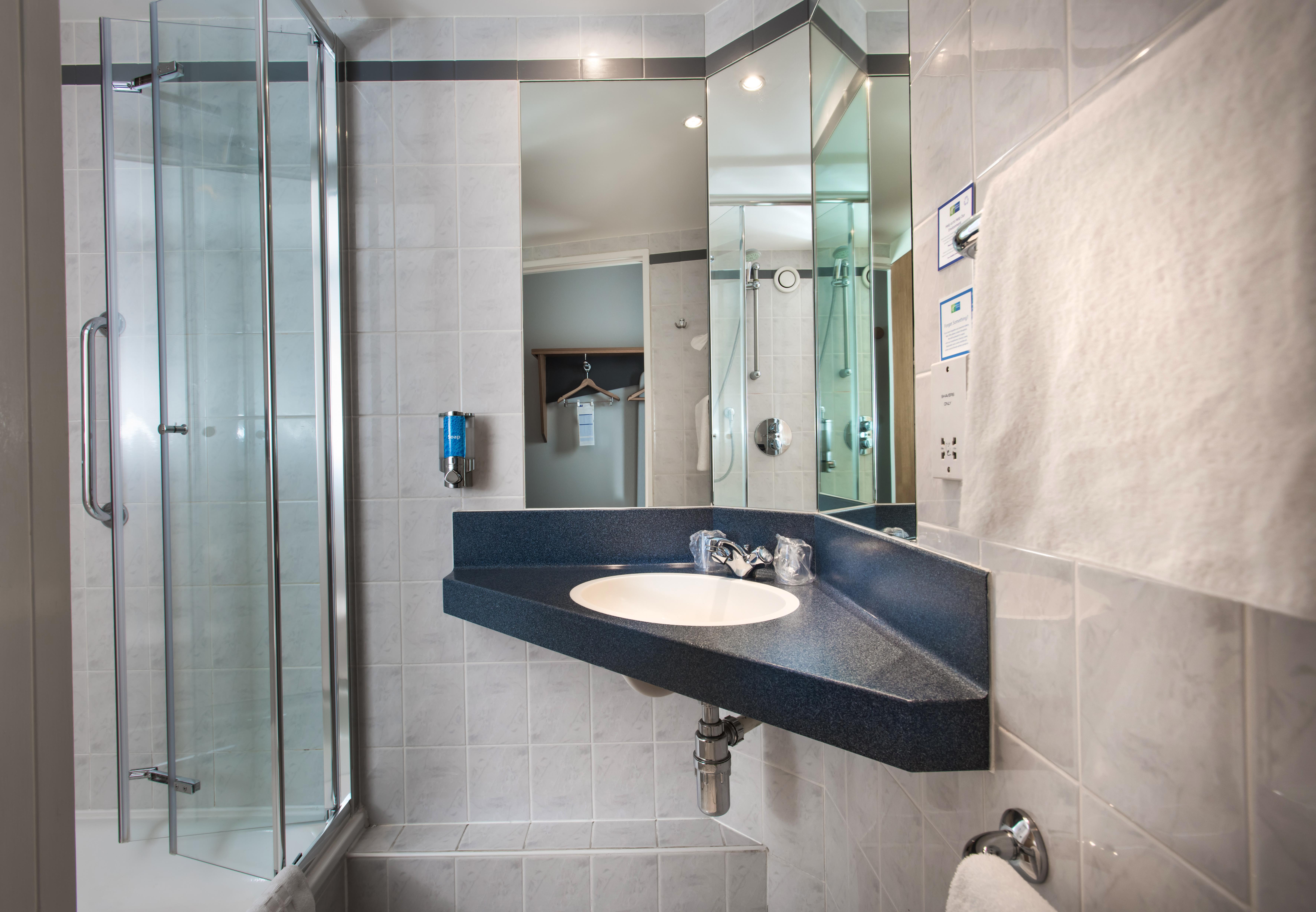 Holiday Inn Express Swansea East By Ihg Buitenkant foto