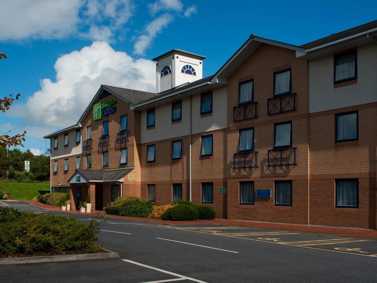 Holiday Inn Express Swansea East By Ihg Buitenkant foto