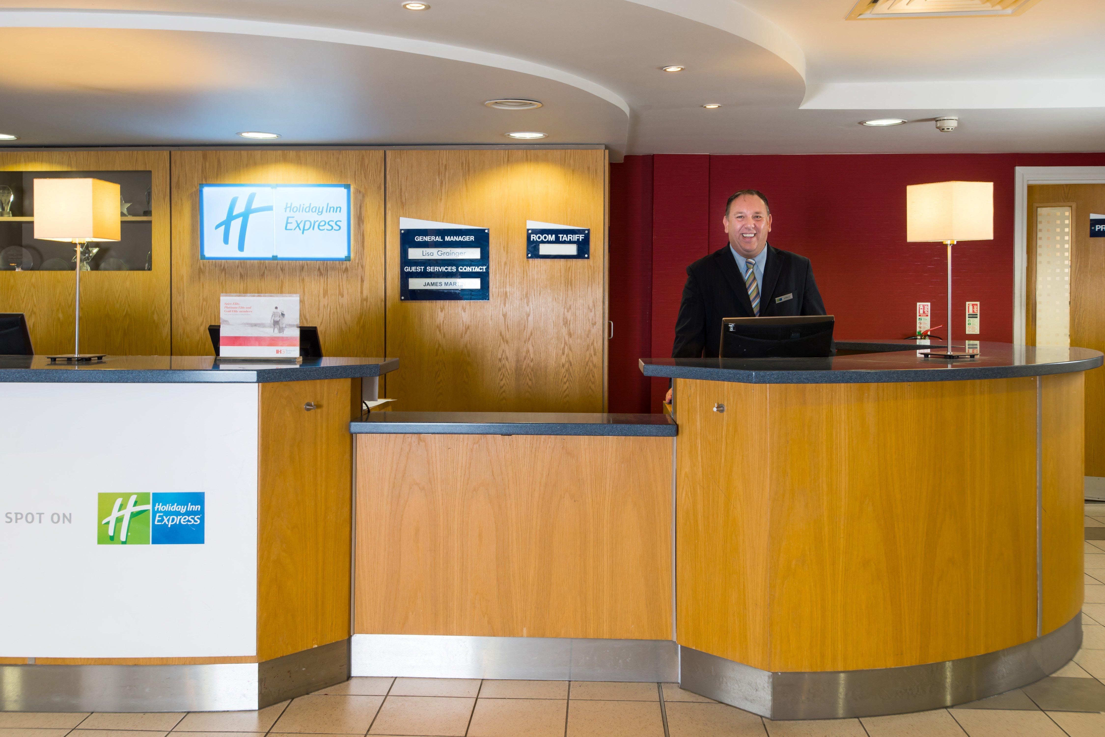 Holiday Inn Express Swansea East By Ihg Buitenkant foto