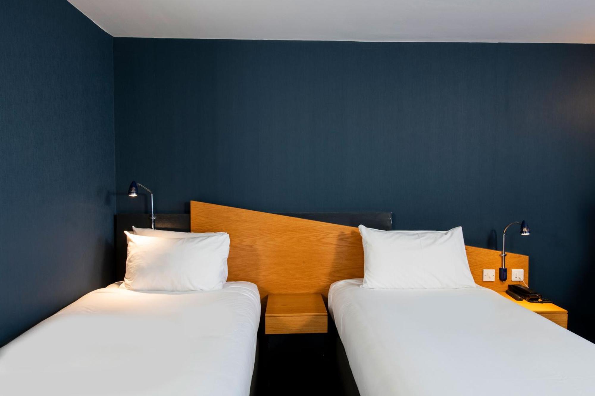 Holiday Inn Express Swansea East By Ihg Buitenkant foto