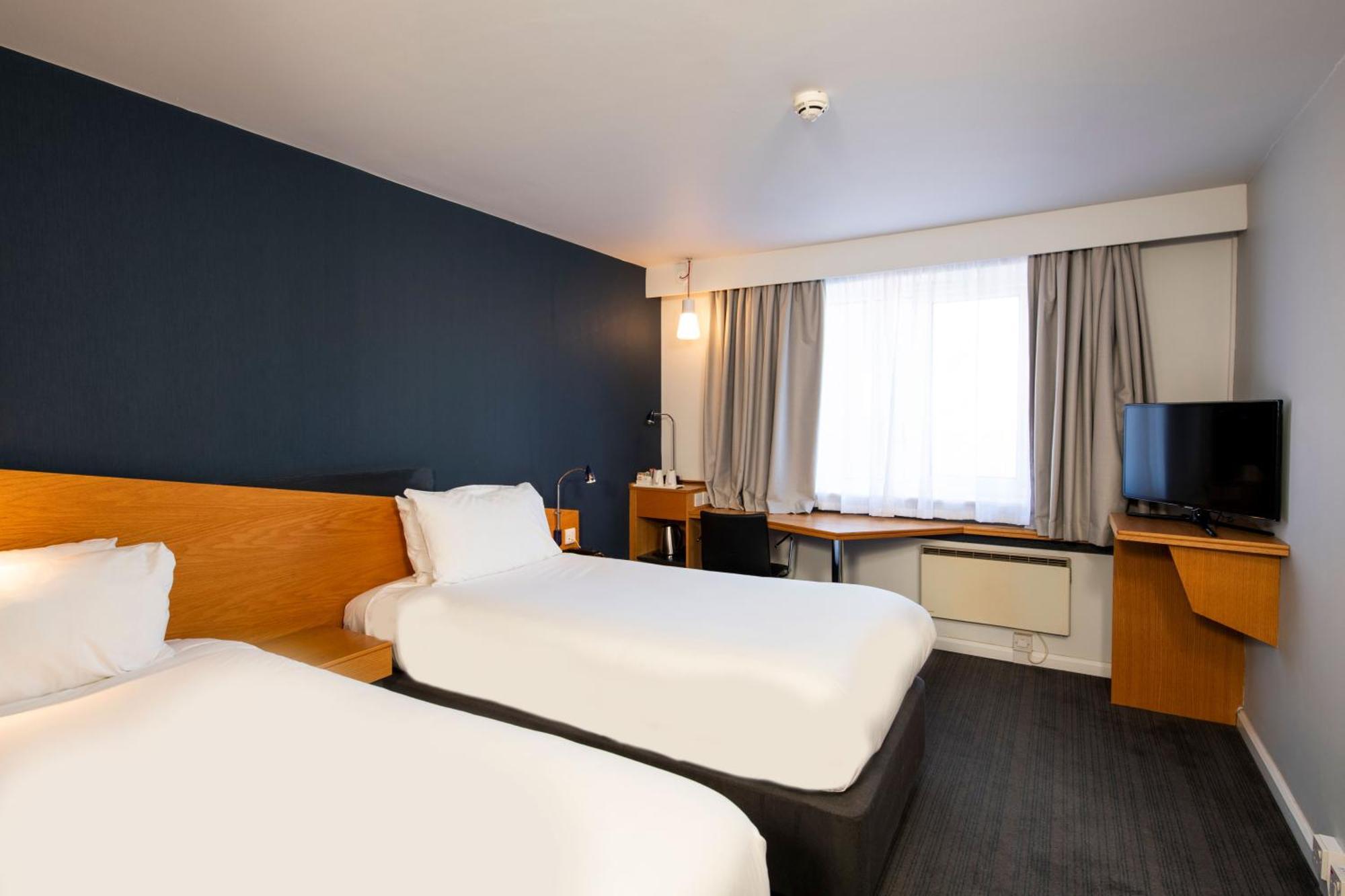 Holiday Inn Express Swansea East By Ihg Buitenkant foto