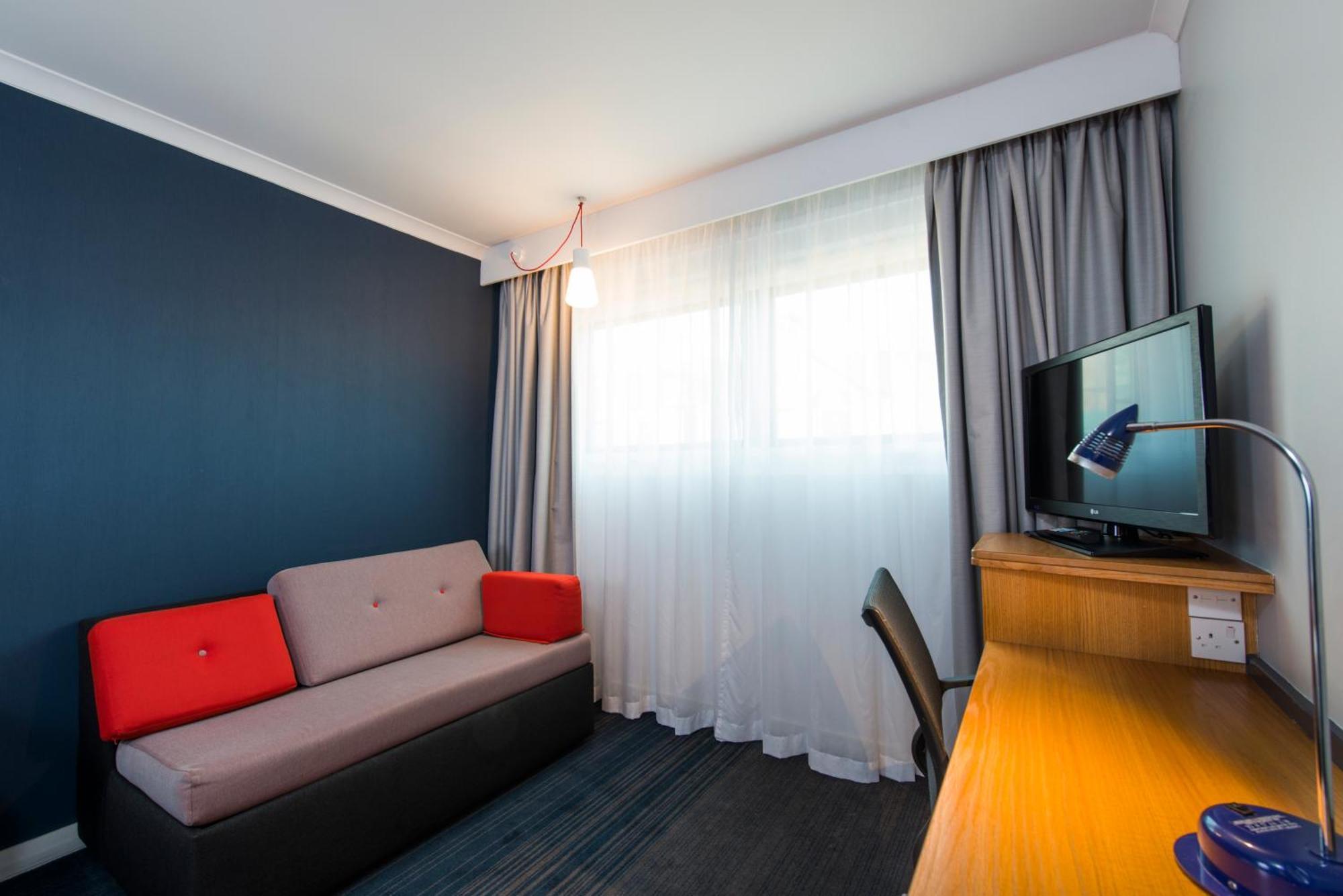 Holiday Inn Express Swansea East By Ihg Buitenkant foto