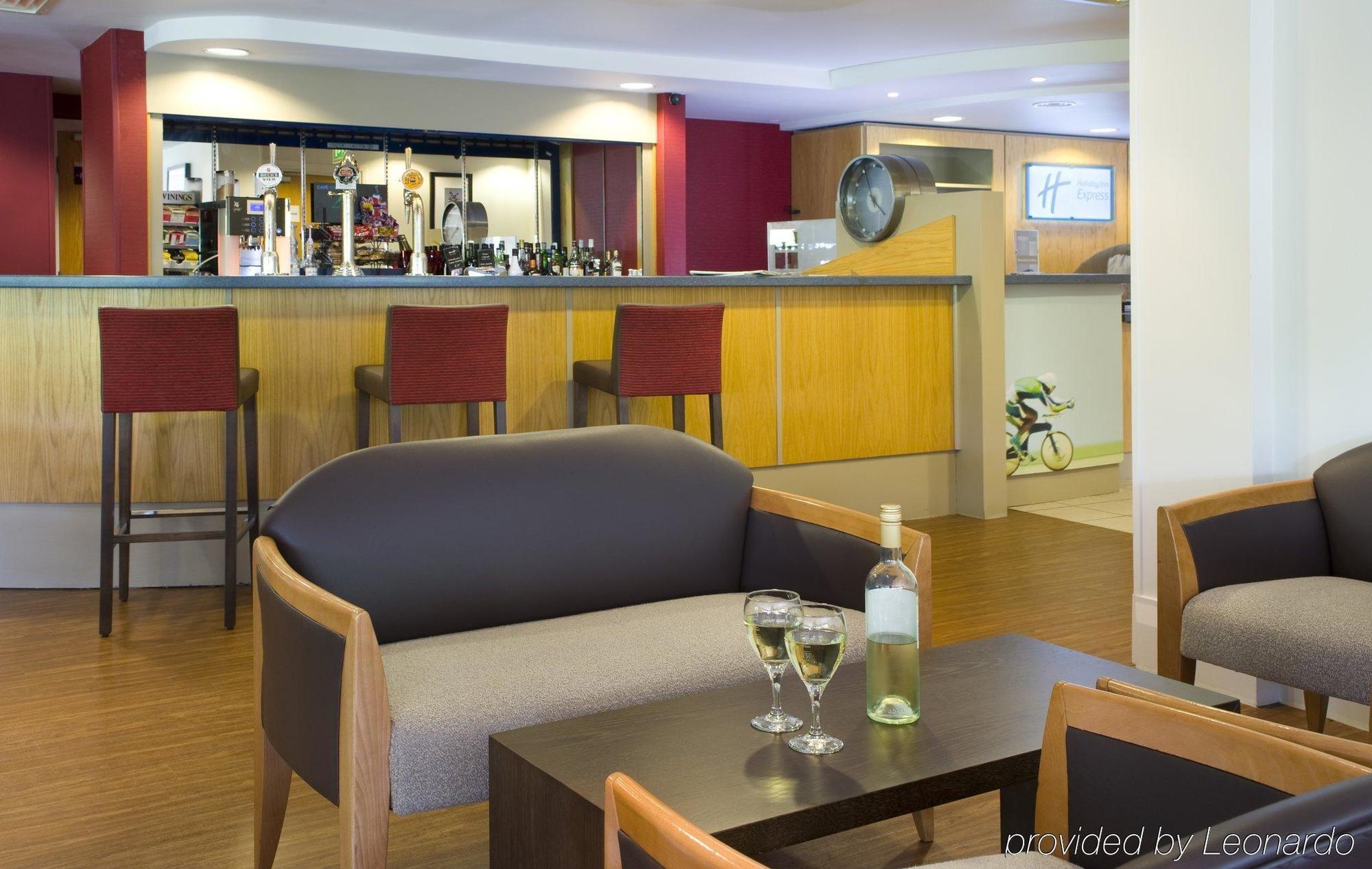 Holiday Inn Express Swansea East By Ihg Buitenkant foto
