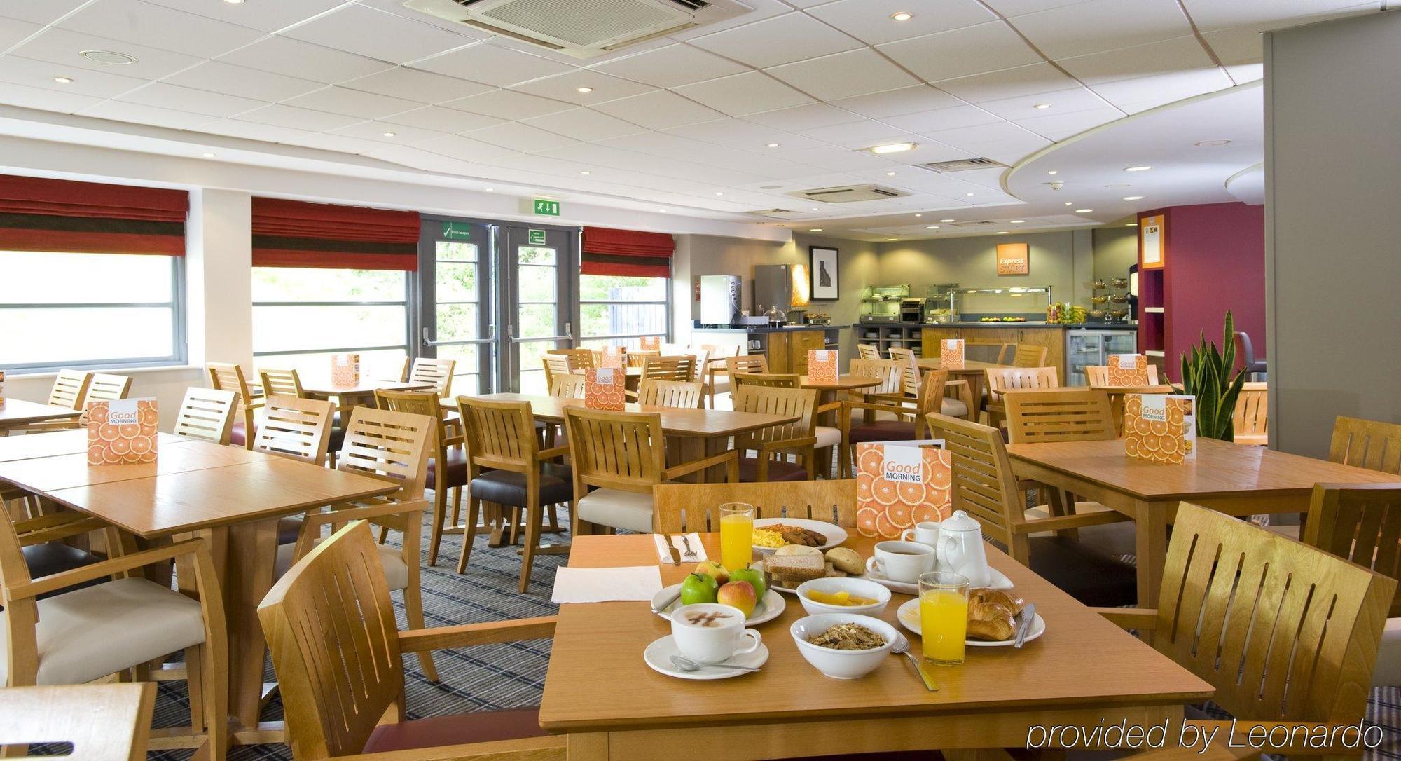 Holiday Inn Express Swansea East By Ihg Buitenkant foto