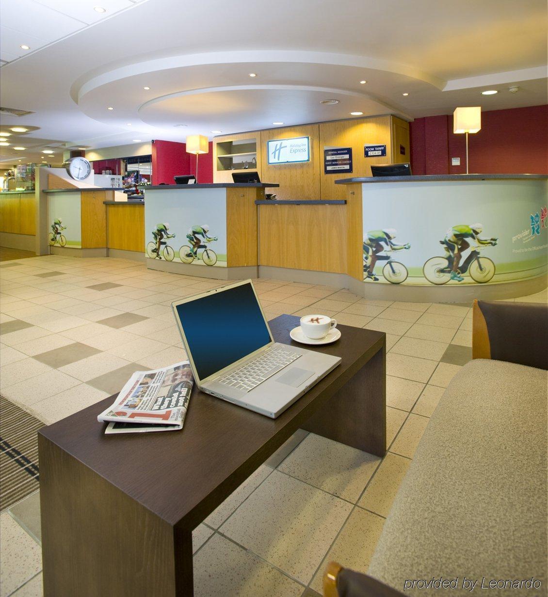 Holiday Inn Express Swansea East By Ihg Interieur foto