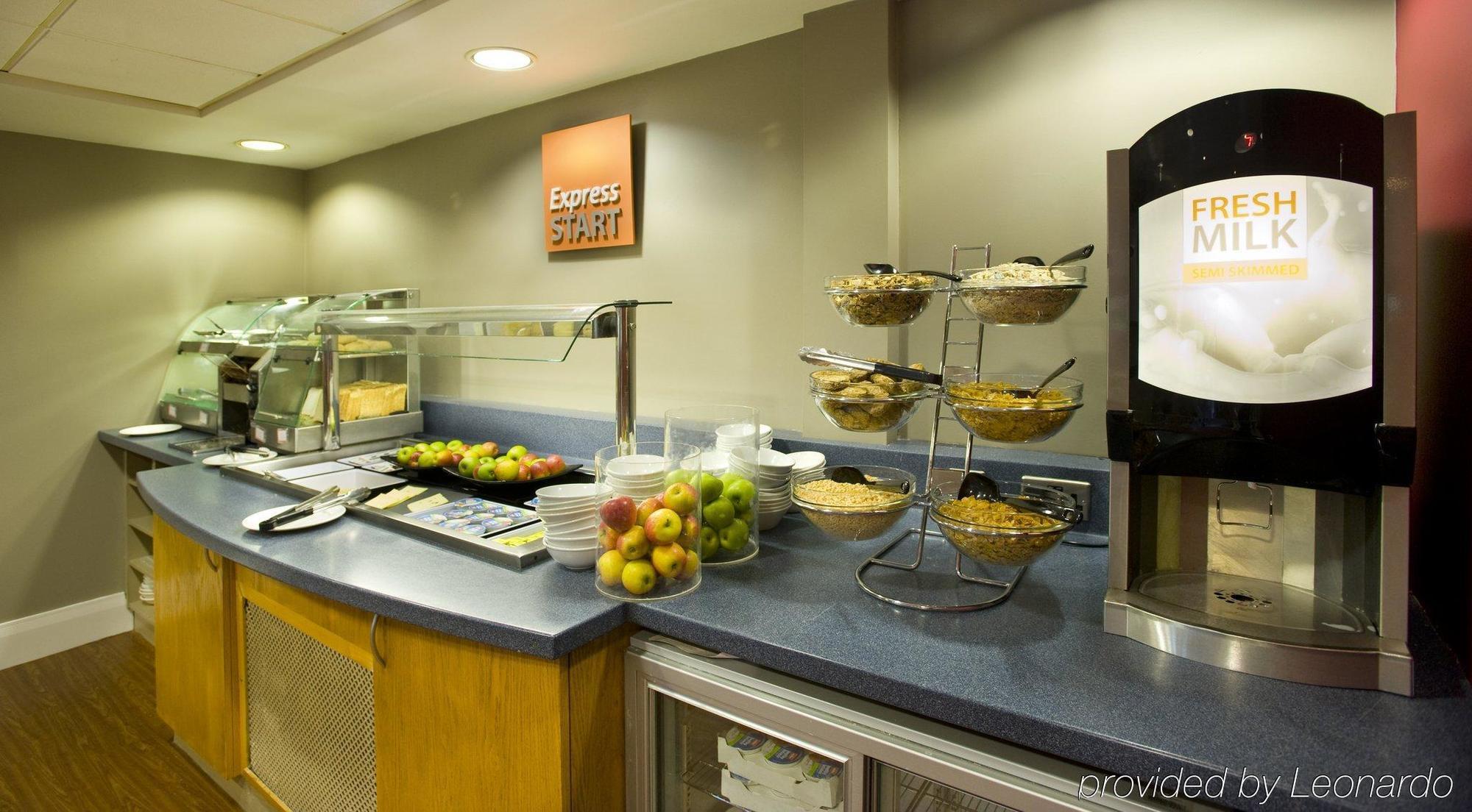 Holiday Inn Express Swansea East By Ihg Buitenkant foto
