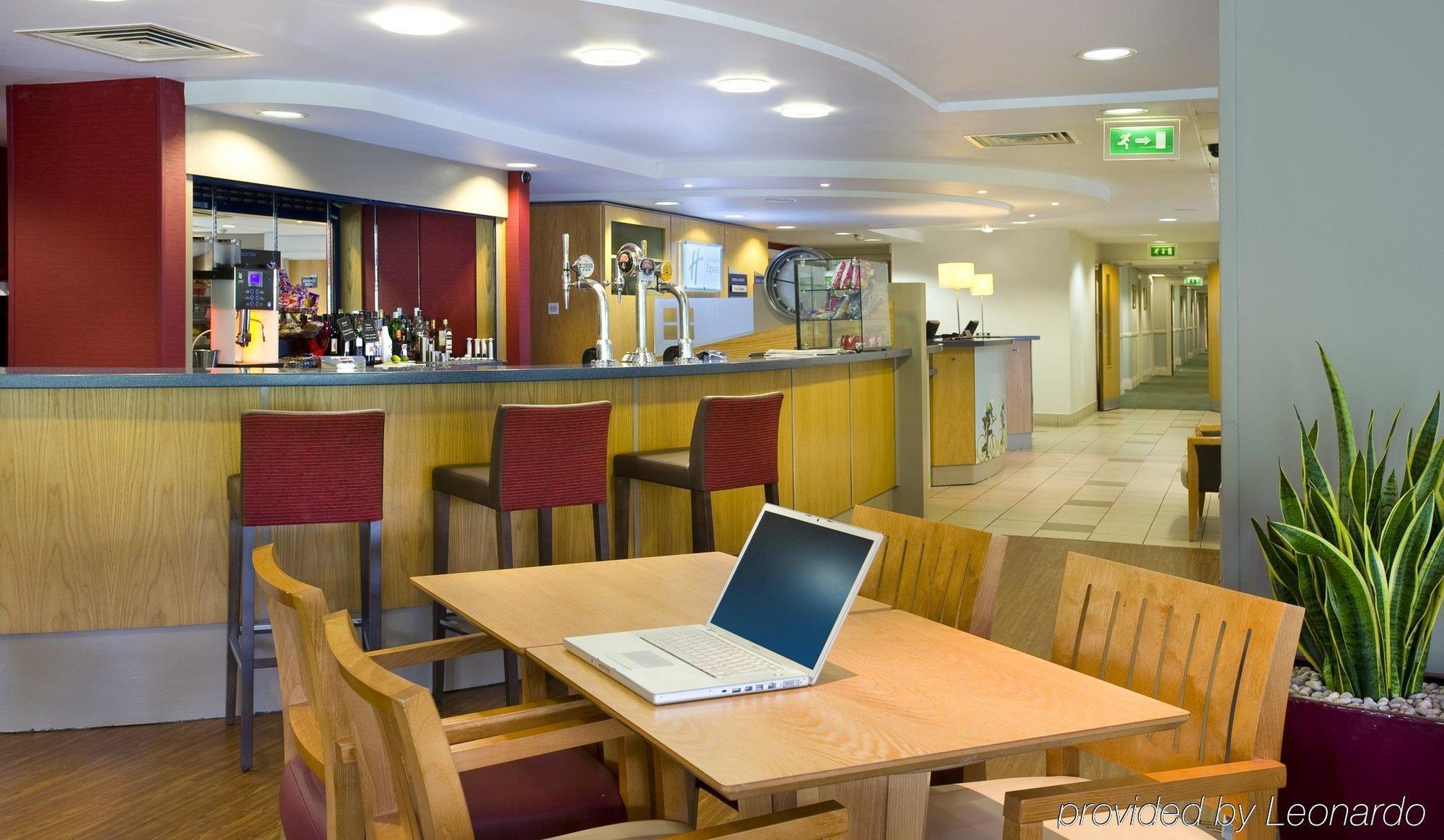 Holiday Inn Express Swansea East By Ihg Buitenkant foto