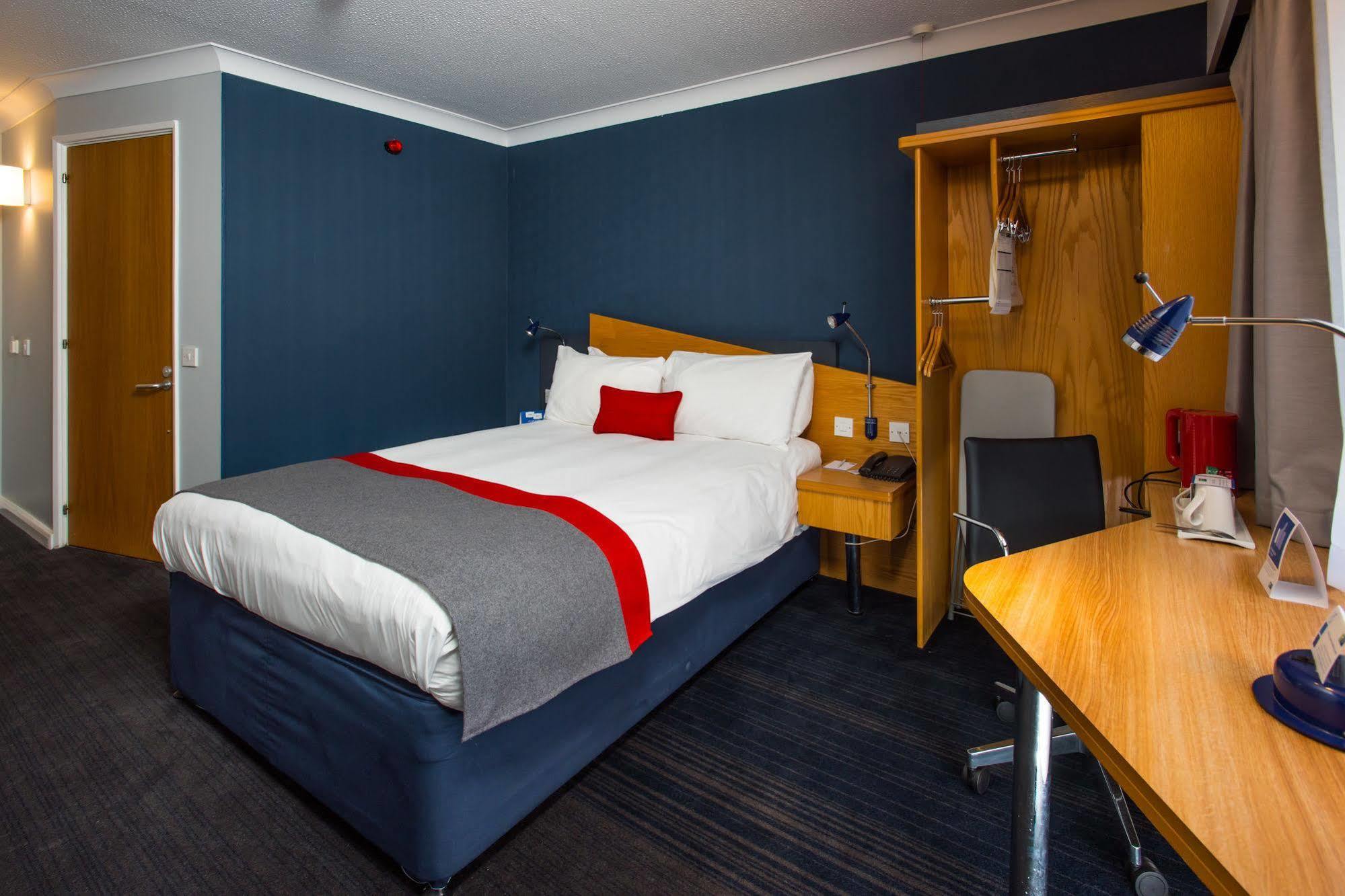 Holiday Inn Express Swansea East By Ihg Buitenkant foto
