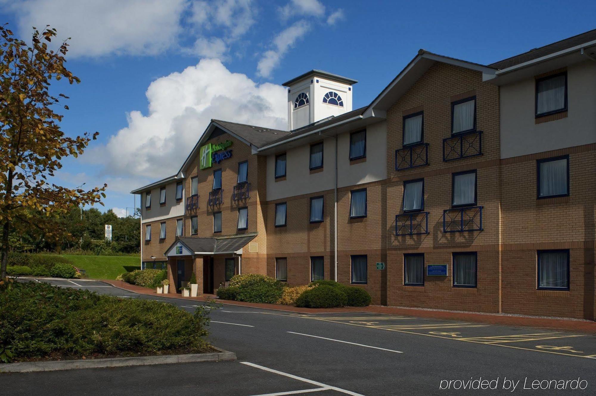 Holiday Inn Express Swansea East By Ihg Buitenkant foto